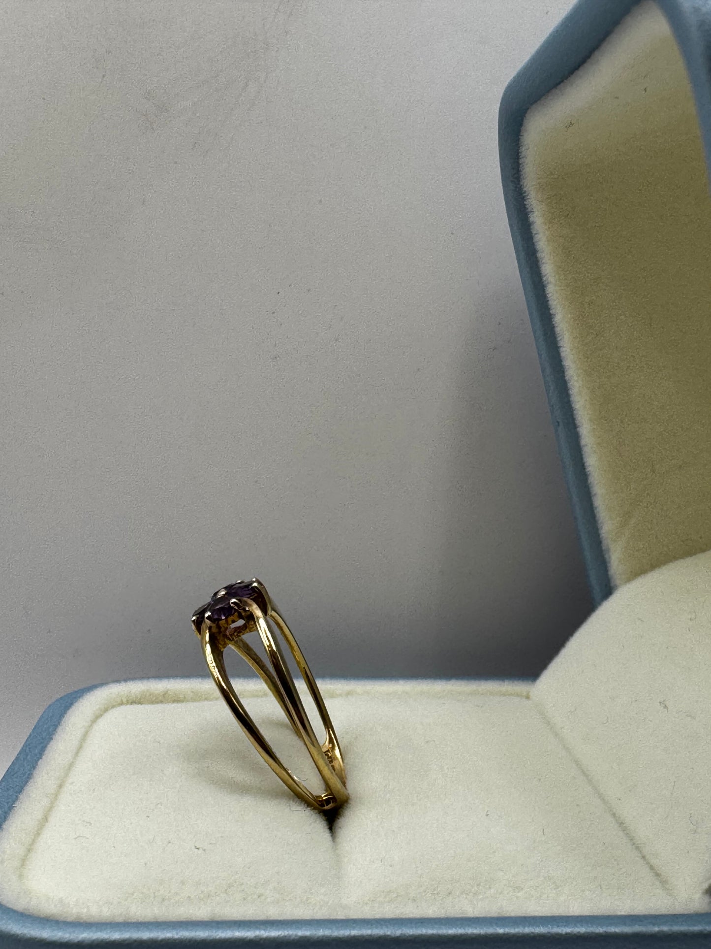 9ct Gold heart shaped amethyst Ring